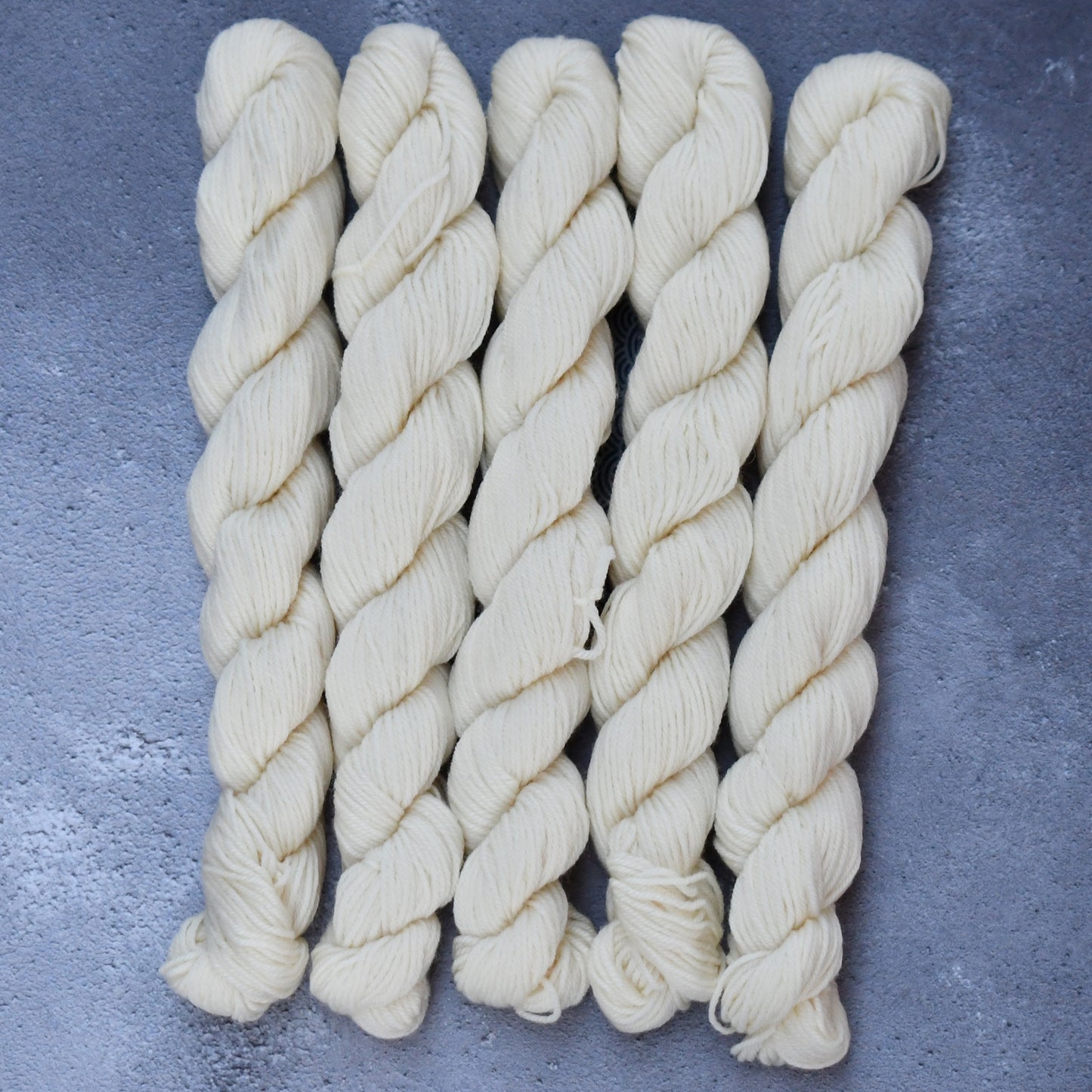 Type 49105M - Quarter Round Minis 25 x 20grm Hanks