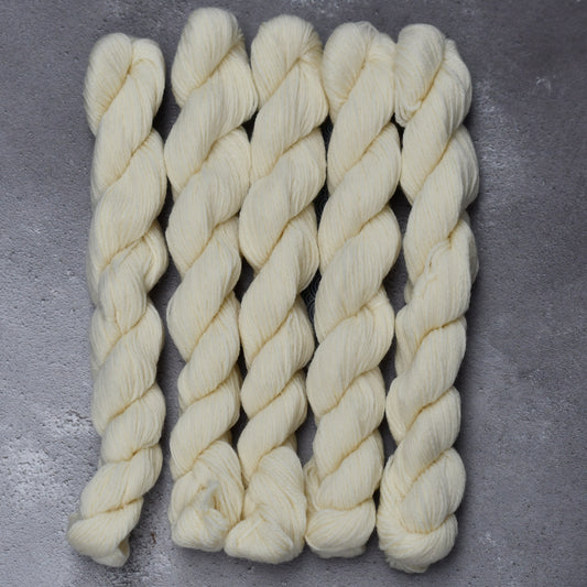 Type 49162M - Ultra Merino Merini - 25 x 20grm Hanks